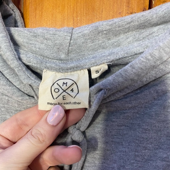 🌻2/$25 ⋆ Grey Cropped Hoodie - Picture 2 of 2